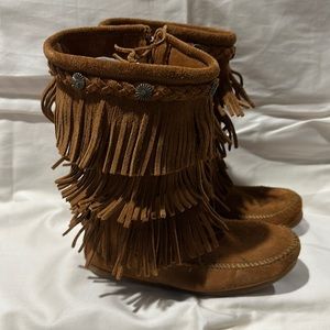 Minnetonka Child’s 3 layer fringe boot. Size 3. Brown.